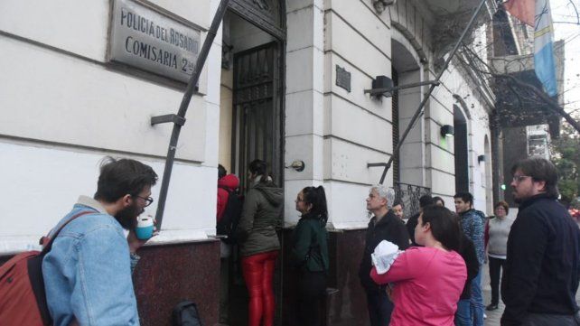 La gente que no votó se acercó a la comisaría a buscar los certificados para justificar la ausencia a las urnas.