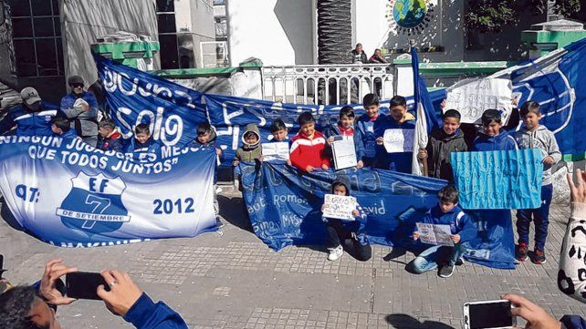Haciendo el aguante. Compa&ntilde;eritos del club 7 de Setiembre fueron al Vilela para apoyar a Benjam&iacute;n.