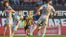 Toque de distinción. Riaño ya impactó de cabeza y marcó el primer tanto canalla. Fue el moño de una jugada que inició Lovera, sacándose cuatro jugadores de encima. Toque de distinción. Riaño ya impactó de cabeza y marcó el primer tanto canalla. Fue el moño de una jugada que inició Lovera, sacándose cuatro jugadores de encima.