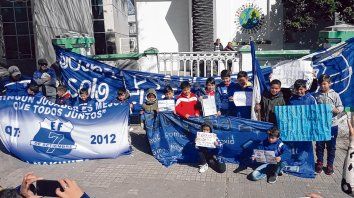 El aguante. Desde el mismo sábado pasado, los compañeros de Benjamín Biñale, familiares y amigos se apostaron en el Hospital Vilela. El aguante. Desde el mismo sábado pasado, los compañeros de Benjamín Biñale, familiares y amigos se apostaron en el Hospital Vilela.