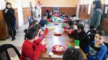 Contenedor. En el club Moderno les dan merienda a los chicos del barrio. Contenedor. En el club Moderno les dan merienda a los chicos del barrio.
