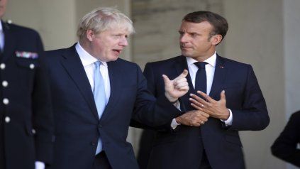 Debate. Johnson y Macron discuten abiertamente en las puertas del Palacio del Elíseo, en París. Debate. Johnson y Macron discuten abiertamente en las puertas del Palacio del Elíseo, en París.