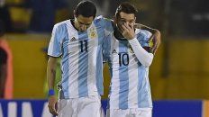 Compañeros de ruta. Di María y Messi con los colores de la selección. Amigos pese a profesar su amor por colores distintos. Compañeros de ruta. Di María y Messi con los colores de la selección. Amigos pese a profesar su amor por colores distintos.