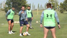 Comprometidos. Cocca les da indicaciones a Ortigoza, Rinaudo y Gil. El DT respaldó la decisión de los futbolistas. Comprometidos. Cocca les da indicaciones a Ortigoza, Rinaudo y Gil. El DT respaldó la decisión de los futbolistas.