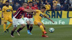 Al pie. Lovera controla e intenta desequilibrar ante la marca de Chimino. El juvenil se destacó con un golazo. Al pie. Lovera controla e intenta desequilibrar ante la marca de Chimino. El juvenil se destacó con un golazo.