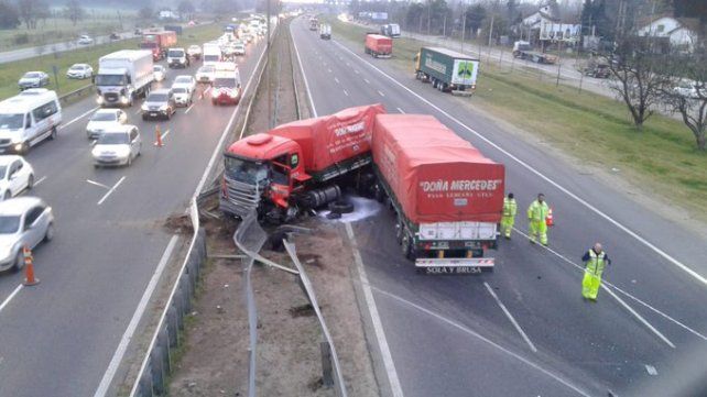 Un utilitario entró en contramano por Panamericana, chocó con un camión y su conductor murió.