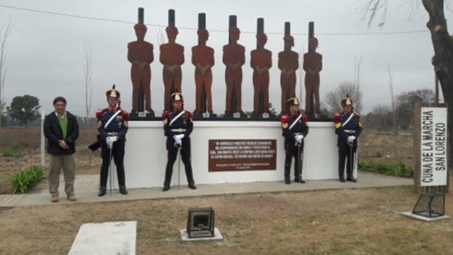 El lugar. La escultura rememora a los granaderos al mando de Bogado.