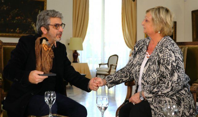 Darín recibe la distinción de manos de la ministra de Turismo de Uruguay, Lilaim Kechichian.
