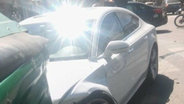 <p> El Audi quedó contra un contenedor.</p> <p></p><p></p>
