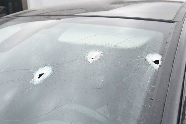 Los balazos en el parabrisas del auto que conduc&iacute;a el polic&iacute;a asesinado. 