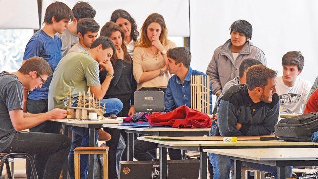 Desde la conducción de la universidad consideran prioritario brindar herramientas que permitan la continuidad de los estudiantes en las aulas.