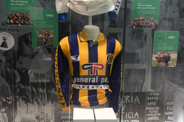 Una de las tantas camisetas de Central adornan el museo. 