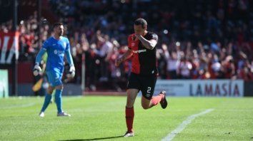 De penal. Lema cerró la goleada leprosa sobre Huracán. Con sus dos goles llegará al clásico con mucha confianza. De penal. Lema cerró la goleada leprosa sobre Huracán. Con sus dos goles llegará al clásico con mucha confianza.