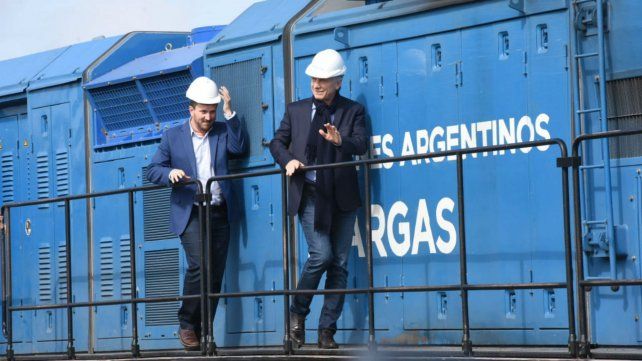 Macri y el diputado Angelini en la lococomotora del Belgrano Cargos.