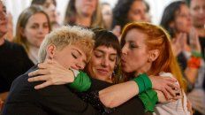 Jazmín Stuart y Anabel Cherubito se funden en un sentido abrazo con Anahí De la Fuente, la chica que sufrió acoso sexual y maltrato laboral. Jazmín Stuart y Anabel Cherubito se funden en un sentido abrazo con Anahí De la Fuente, la chica que sufrió acoso sexual y maltrato laboral.