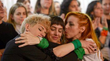 Jazmín Stuart y Anabel Cherubito se funden en un sentido abrazo con Anahí De la Fuente, la chica que sufrió acoso sexual y maltrato laboral. Jazmín Stuart y Anabel Cherubito se funden en un sentido abrazo con Anahí De la Fuente, la chica que sufrió acoso sexual y maltrato laboral.