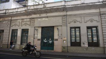 Gran parte de la colectividad italiana de Rosario buscará evitar, en una asamblea prevista para el mes próximo, la desaparición de la centenaria casona de Buenos Aires al 1200. Gran parte de la colectividad italiana de Rosario buscará evitar, en una asamblea prevista para el mes próximo, la desaparición de la centenaria casona de Buenos Aires al 1200.