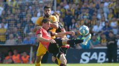 Brítez trata de manera poco ortodoxa frenar a La Fiera Rodríguez. Brítez trata de manera poco ortodoxa frenar a La Fiera Rodríguez.