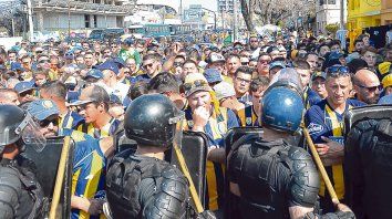 No pasarás. El cordón policial intenta contener a centenares de auriazules que quieren ingresar al Gigante de Arroyito. No pasarás. El cordón policial intenta contener a centenares de auriazules que quieren ingresar al Gigante de Arroyito.