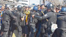 Tensión. Los policías arman un dique de contención ante el empuje de los hinchas que querían ingresar al Gigante. Tensión. Los policías arman un dique de contención ante el empuje de los hinchas que querían ingresar al Gigante.
