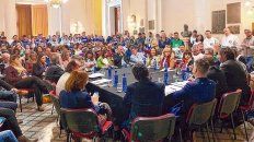 todas las voces. Sindicatos, empresarios, funcionarios y diputados, ayer, en el hall de la Legislatura. todas las voces. Sindicatos, empresarios, funcionarios y diputados, ayer, en el hall de la Legislatura.