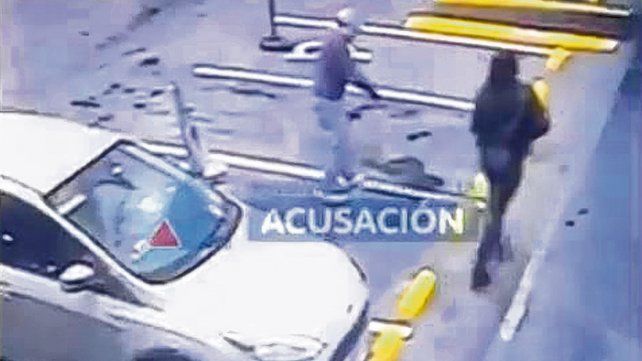 Valdés bajó ensangrentado del auto en una estación de servicio tras ser baleado. A su lado camina González.
