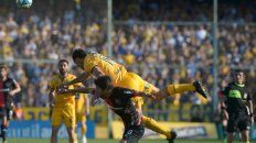 Por arriba. Novaretti se impone en el juego aéreo ante Albertengo. El defensor hará su debut como titular. Por arriba. Novaretti se impone en el juego aéreo ante Albertengo. El defensor hará su debut como titular.