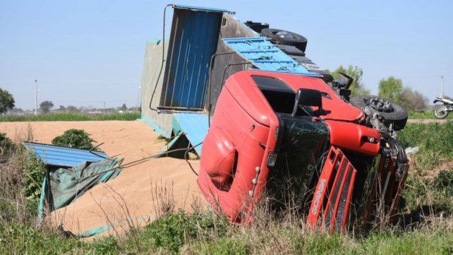 El camión quedó volcado en un zanjón.