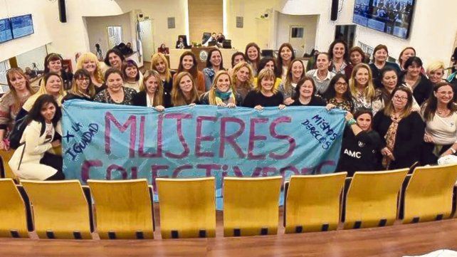 Las colectiveras que buscan que la Municipalidad cumpla las ordenanzas, el día en que recibieron el aval de varios concejales.