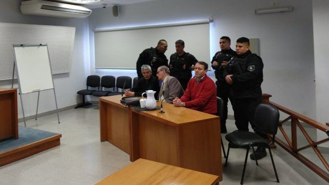 Sentados frente al escritorio, de izquierda a derecha, están Valdés, el abogado José Luis Giacometti y Bellagio.