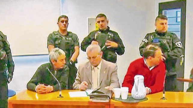 Sin mirarse. El ex comisario Mariano Valdés (a la izquierda) y su segundo, Higinio Bellagio, mediados por su  abogado.           