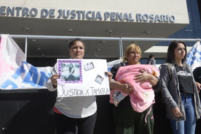 Familiares de Tamara Godoy durante una de las tantas marchas para reclamar justicia por el crimen de la joven.