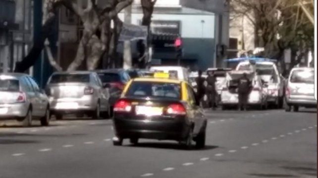 Violenta agresión a personal de Tránsito frente a la sede de la Uocra cuando intentaban remolcar un auto mal estacionado