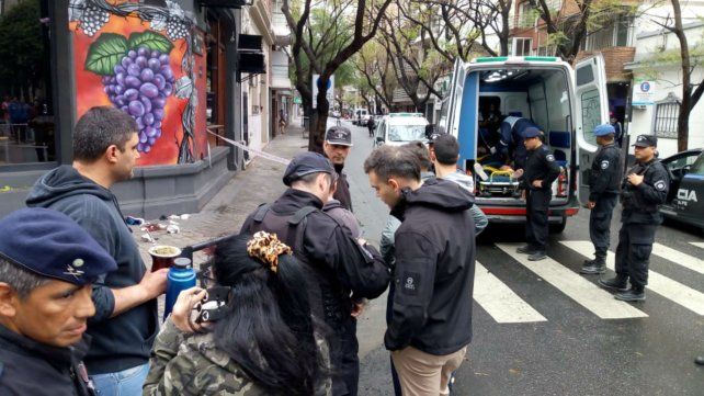 El delincuente herido, en la ambulancial del Sies.