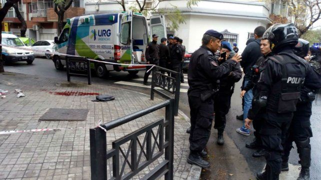 El delincuente es asistido en una ambulancia en Montevideo e Italia.