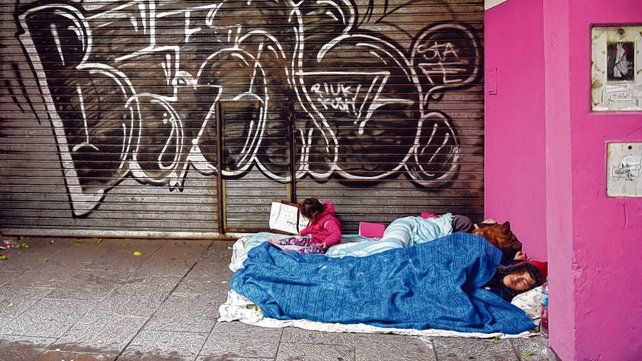 Excluidos. Una familia duerme a la intemperie en pleno centro de la ciudad.