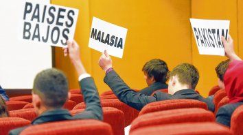 Alumnos de distintas escuelas vivieron una jornada en la Universidad Católica donde representaron a los países integrantes de las Naciones Unidas Alumnos de distintas escuelas vivieron una jornada en la Universidad Católica donde representaron a los países integrantes de las Naciones Unidas