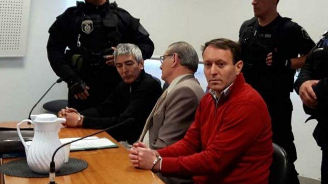 Valdés, de cabello con canas, junto a su abogado y a Higinio Bellagio, su segundo en Santa Fe.