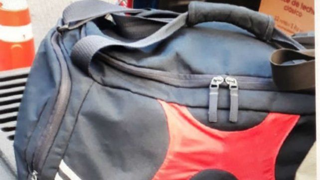El bolso que le secuestraron al comisario Valdés.