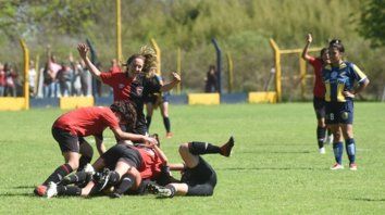 La alegría fue toda rojinegra. Las chicas leprosas celebraron en Cosecha. Fueron superiores durante todo el desarrollo. La alegría fue toda rojinegra. Las chicas leprosas celebraron en Cosecha. Fueron superiores durante todo el desarrollo.