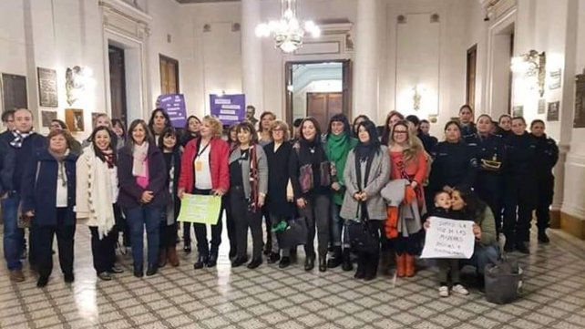 Las representantes de la Red de Mujeres Policías presentaron el proyecto en la Legislatura provincial.