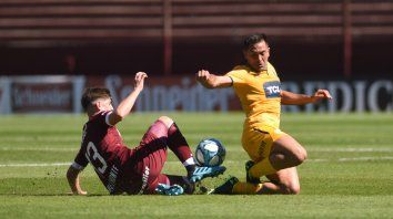 En el piso. Rinaudo disputa el balón con Belmonte. El equipo canalla arrastra una seguidilla de siete empate consecutivos y eso le impidió despegarse del fondo. En el piso. Rinaudo disputa el balón con Belmonte. El equipo canalla arrastra una seguidilla de siete empate consecutivos y eso le impidió despegarse del fondo.
