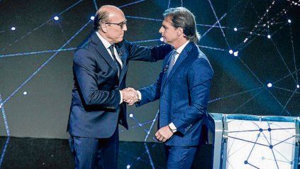 Debate. Martínez y Lacalle Pou se saludan al iniciar el debate televisivo. Debate. Martínez y Lacalle Pou se saludan al iniciar el debate televisivo.