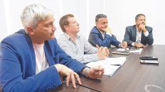 Todos en la mesa. El vice Carloni, el secretario Hanono, el tesorero Raguza y el presidente Di Pollina. Todos en la mesa. El vice Carloni, el secretario Hanono, el tesorero Raguza y el presidente Di Pollina.