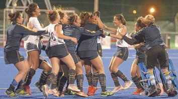 Unidas. En el momento en el que se consumó la victoria de GER por penales sobre Provincial, las chicas se funden en un abrazo. Las ejecutoras de shoot out buscan al resto. Unidas. En el momento en el que se consumó la victoria de GER por penales sobre Provincial, las chicas se funden en un abrazo. Las ejecutoras de shoot out buscan al resto.