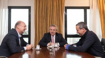 café para tres. Perotti, Fernández y Javkin se reunieron en el piso 15 de un hotel del centro de la ciudad. café para tres. Perotti, Fernández y Javkin se reunieron en el piso 15 de un hotel del centro de la ciudad.