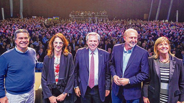 Es con todos. Capitanich, Bielsa, Fernández, Perotti y Rodenas, tras el acto del Foro de Ciudades.