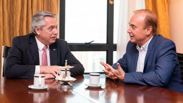 Alberto Fernández charló con el socialista Eduardo Di Pollina durante su visita a Rosario. 