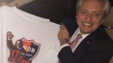 Alberto Fernández, anoche cuando recibió la camiseta de Newells y la remera leprosa de la Peña 17 de Octubre. Alberto Fernández, anoche cuando recibió la camiseta de Newells y la remera leprosa de la Peña 17 de Octubre.