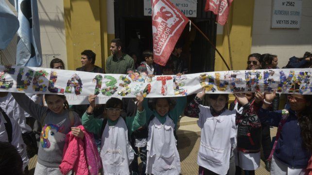 El abrazo solidario que alumnos, padres y docentes realizaron hace casi un a&ntilde;o ante los hechos de vandalismo. 